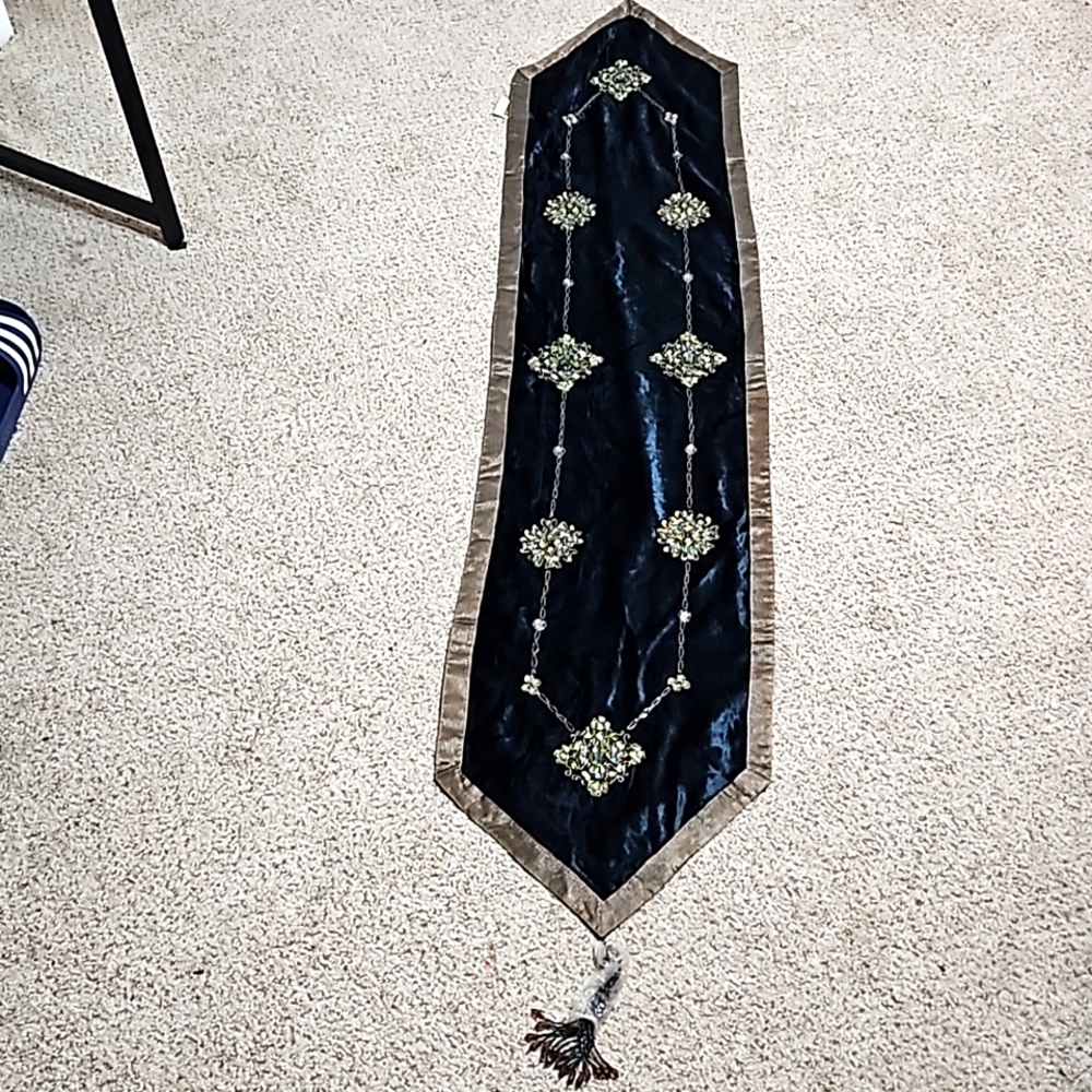 Exquisite Oriental Table Runner, Vintage Artistic Design, NWT (Size OS)
